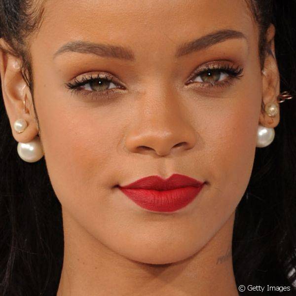 Apaixonada por batons, o vermelho ganhou a preferência assumida da cantora Rihanna. Para prestigiar evento da grife Christian Dior, a estrela escolheu um vermelho vibrante com textura opaca para contrastar com a pele negra